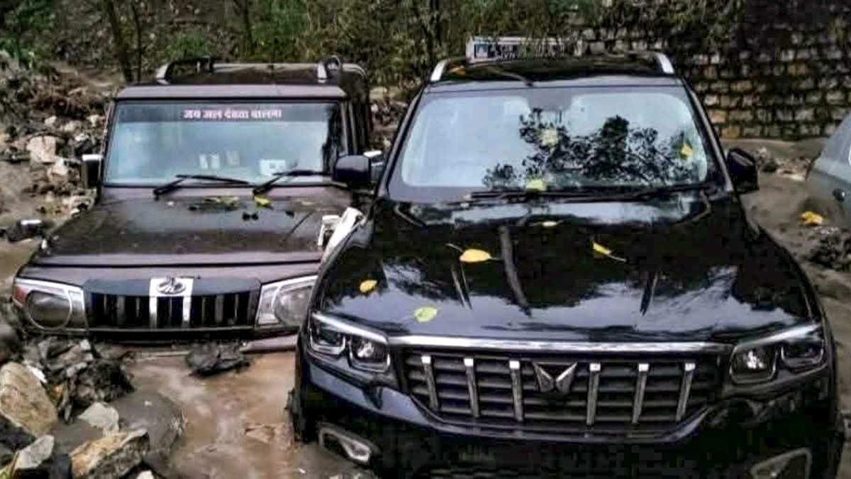 हिमाचल प्रदेश के कुल्लू जिले के जगातखाना इलाके में भारी बारिश के कारण अचानक आई बाढ़ के बाद मलबे में फंसे वाहन.