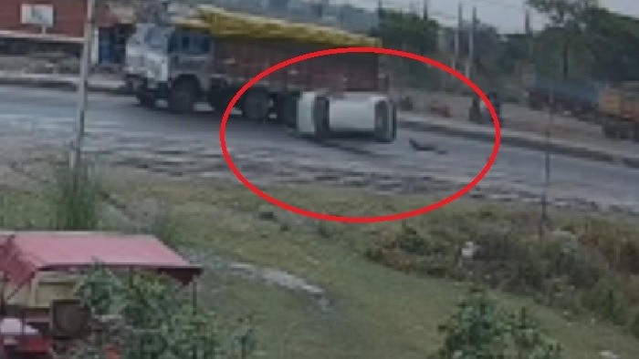 रोहतास में ट्रक से टकराने के बाद 10 बार पलटी कार