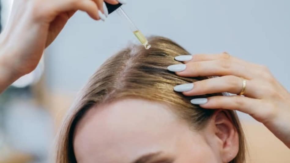 घर पर आसानी से बनाएं ये हेयर सीरम, बालों में आएगी शाइन - Make this hair serum easily at home your hair will shine home made hair serum tvisp - AajTak