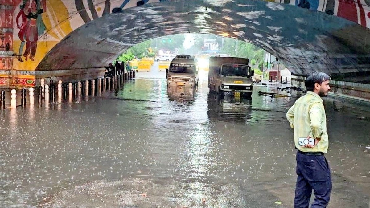 बारिश से जलमग्न हुआ मिंटो ब्रिज (फोटो क्रेडिट-पीटीआई)