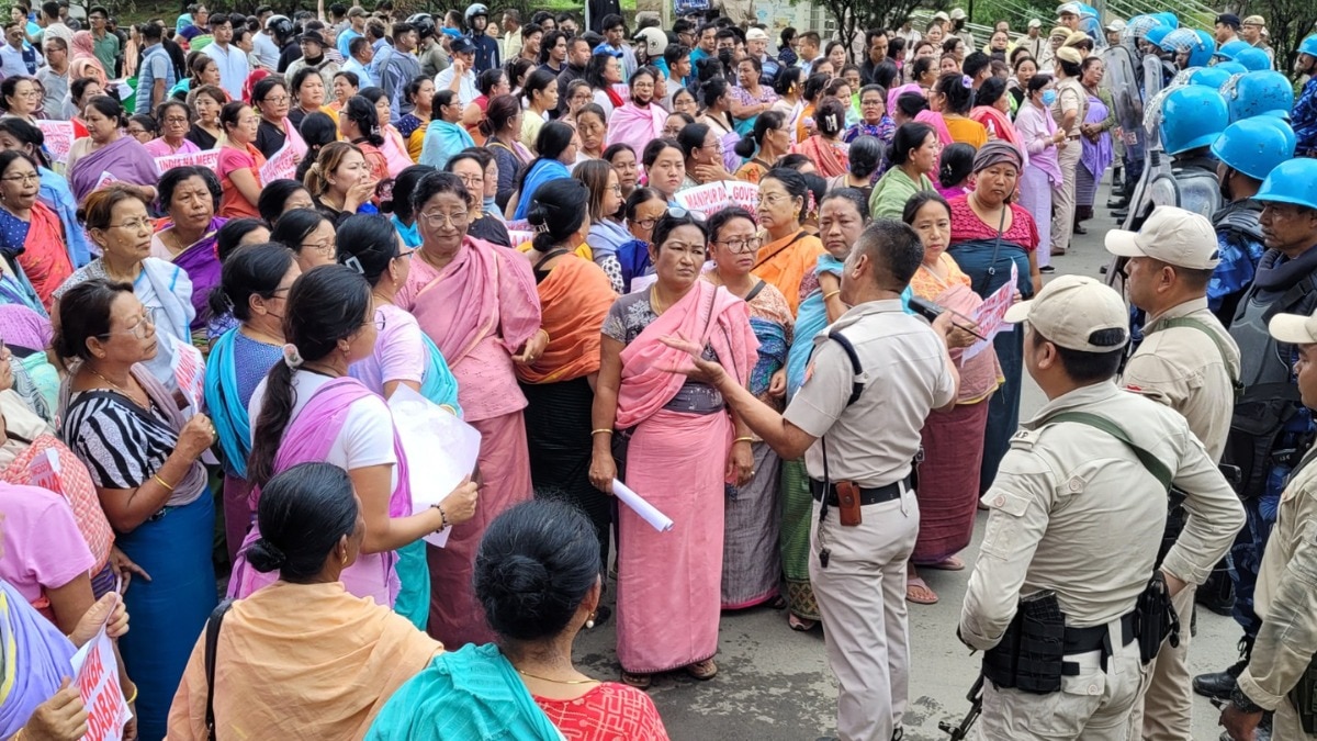 मणिपुर में फिर तनाव, बस नेटवर्क से राज्य का नाम हटाने पर भड़के लोग, राजभवन कूच के दौरान झड़प में कई महिलाएं घायल