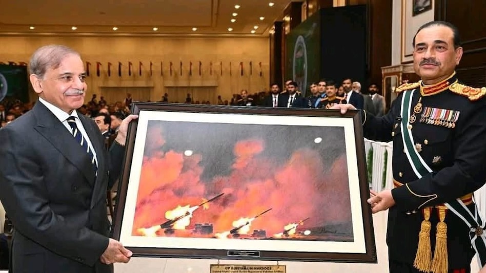 Asim Munir regaló esta foto a Shabaz Sharif