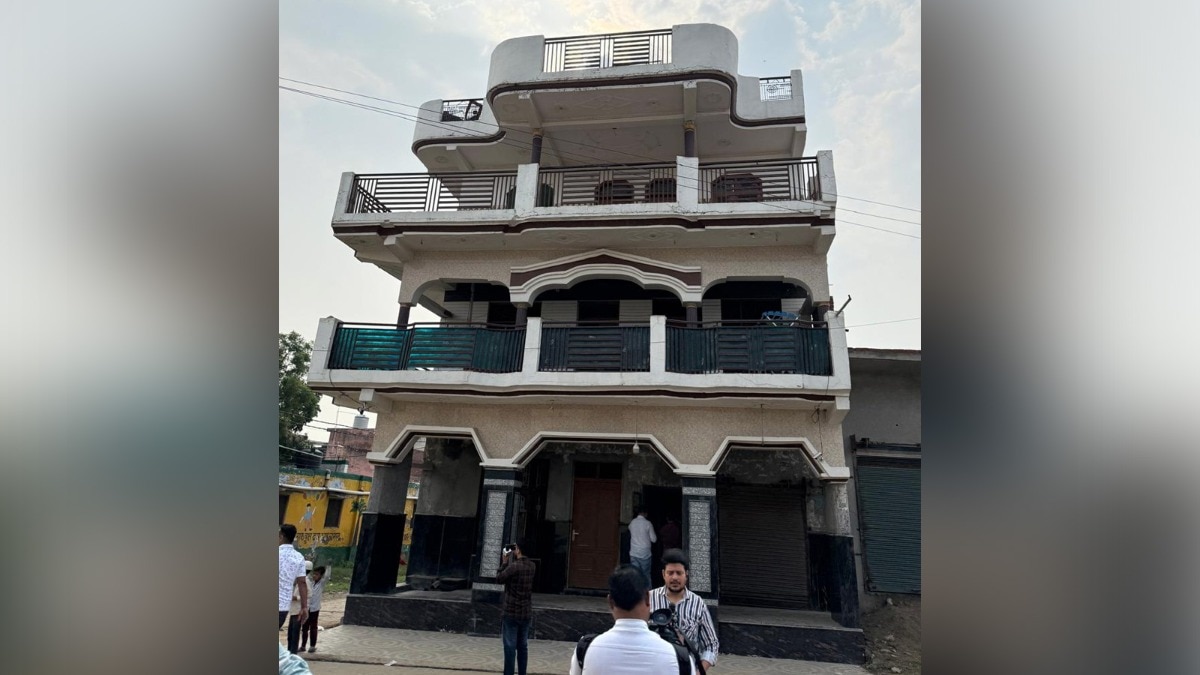 कुख्यात अपराधी कादिर का घर