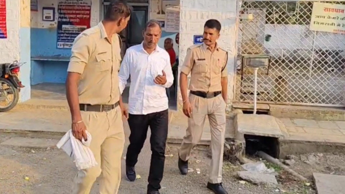 पुलिस गिरफ्त में मनोहरलाल धाकड़. 