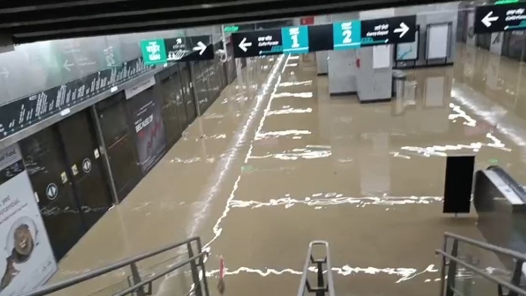 मुंबई मेट्रो में घुसा बारिश का पानी