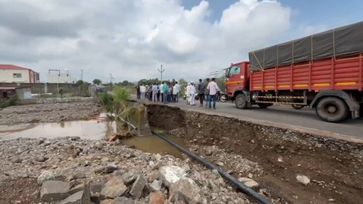 सतारा में कई सड़कों का कटा संपर्क.