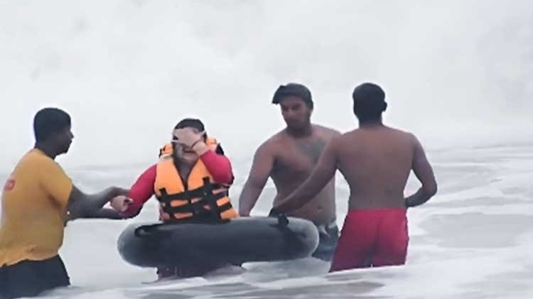 समंदर में पलटी स्पीडबोट... बाल-बाल बचे सौरव गांगुली के भाई-भाभी, VIDEO