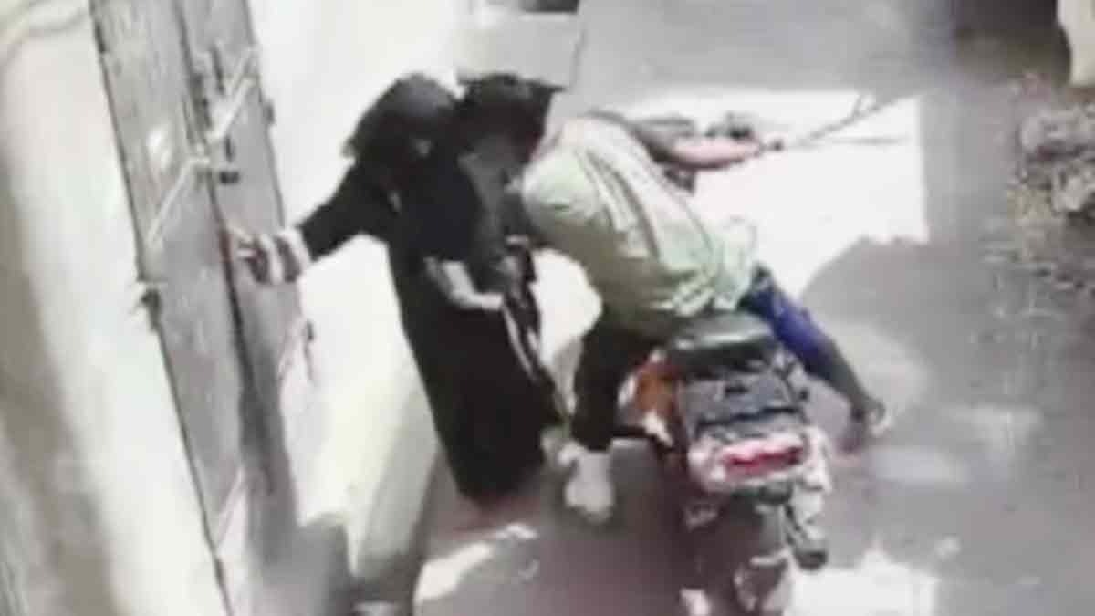 बीच सड़क महिला से छेड़छाड़