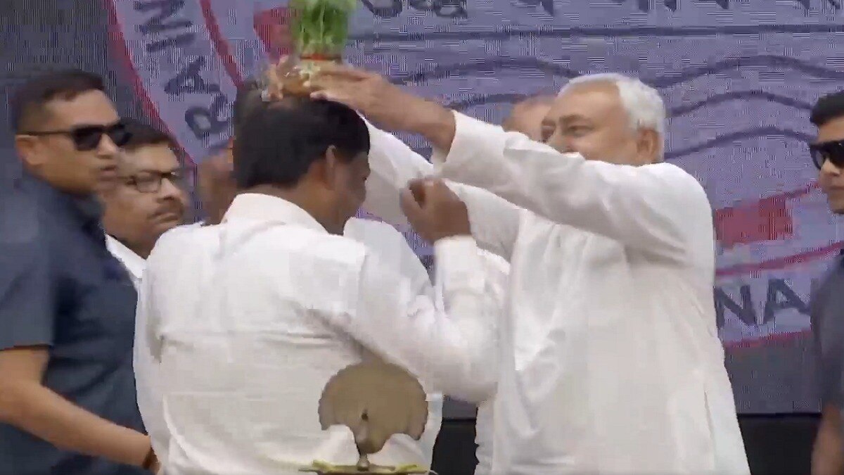 CM नीतीश कुमार ने IAS अधिकारी के सिर पर रख दिया गमला