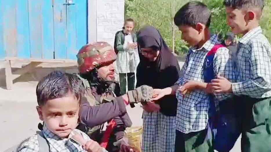 भारतीय सेना ने 'खैरियत पेट्रोल' चलाकर लोगों से घर-घर जाकर हालचाल पूछा