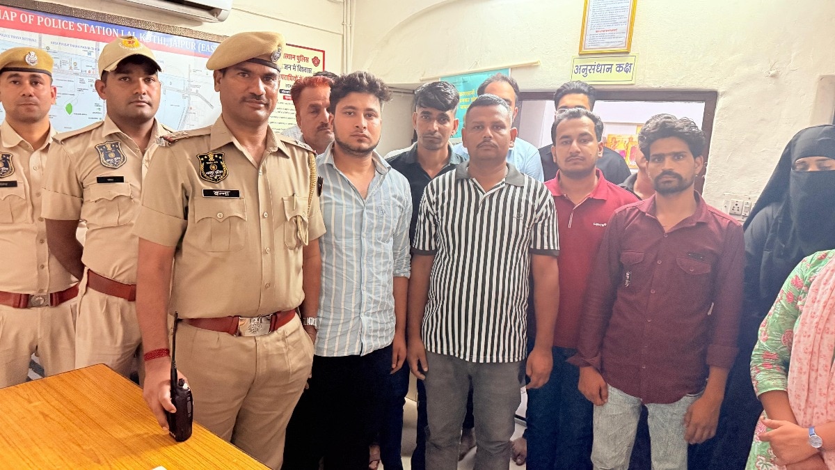 पुलिस की गिरफ्त में आरोपी.