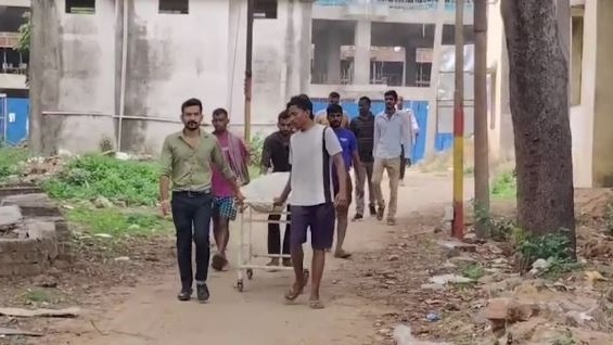 झारखंड: लंबी उम्र के लिए पत्नी कर रही थी बट सावित्री पूजा, घर में पति ने लगा ली फांसी