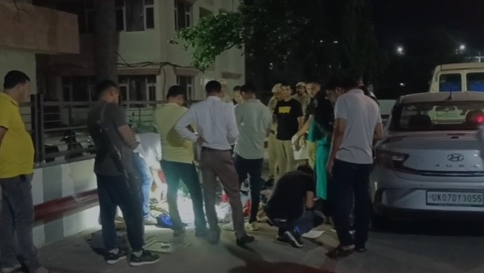 घटना स्थल पर जांच-पड़ताल के लिए पहुंची पुलिस और फॉरेंसिक टीम