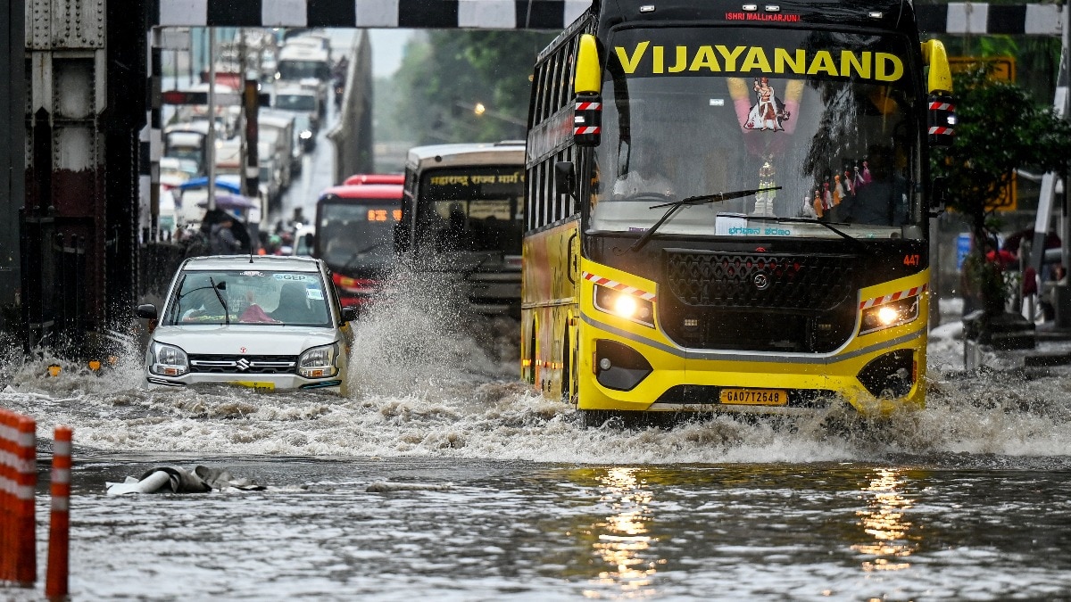 मुंबई में बारिश के बाद जलमग्न सड़कें