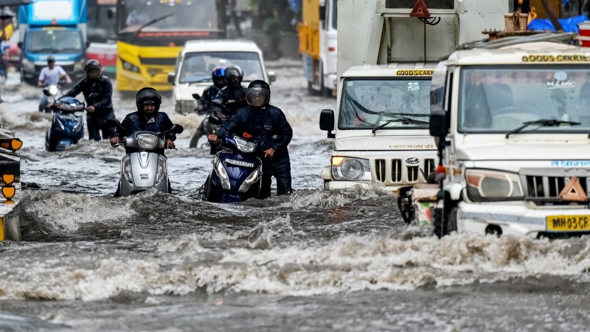 मुंबई में बारिश से सड़कों पर आई बाढ़