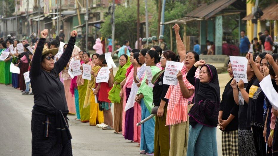 सरकारी दफ्तरों में ताले, बोर्डों पर कीचड़... बस से राज्य का नाम हटाने पर मणिपुर में बढ़ा तनाव