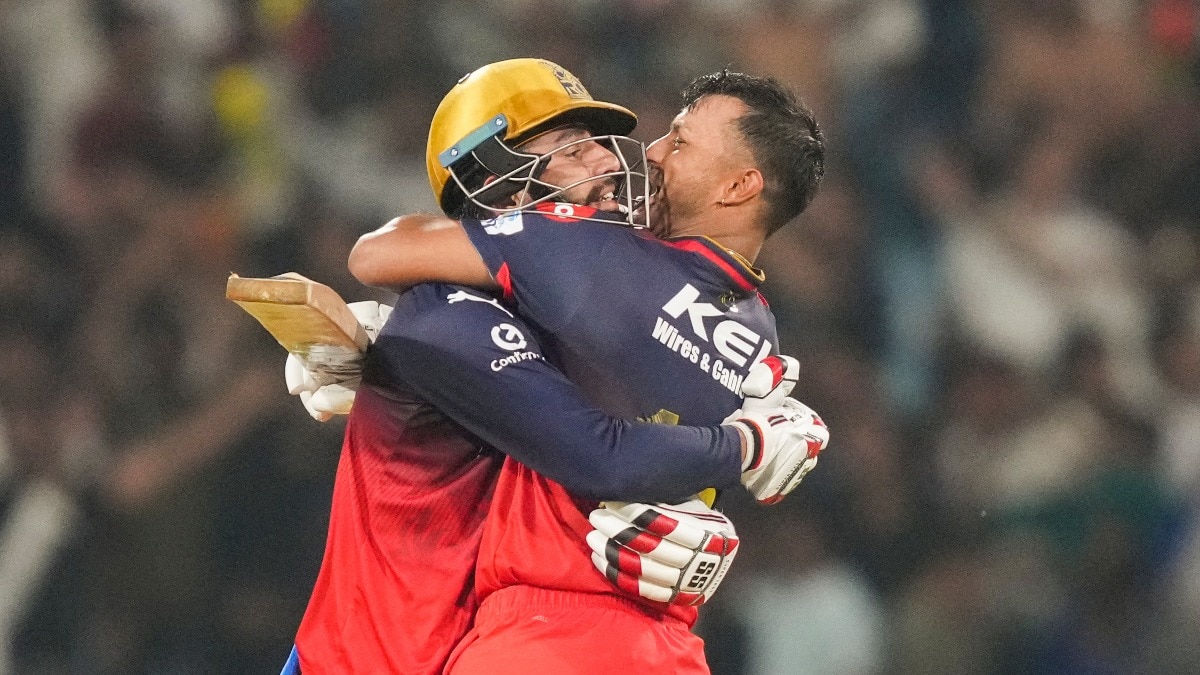 RCB के जितेश शर्मा और मयंक अग्रवाल जीत के बाद जश्न मनाते हुए (PTI)