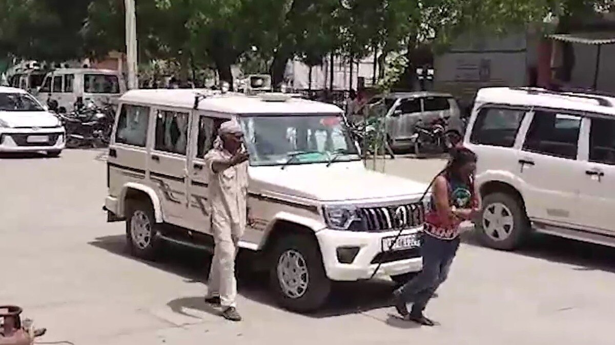 कलाकार ने SDM की गाड़ी को बालों से खींचा