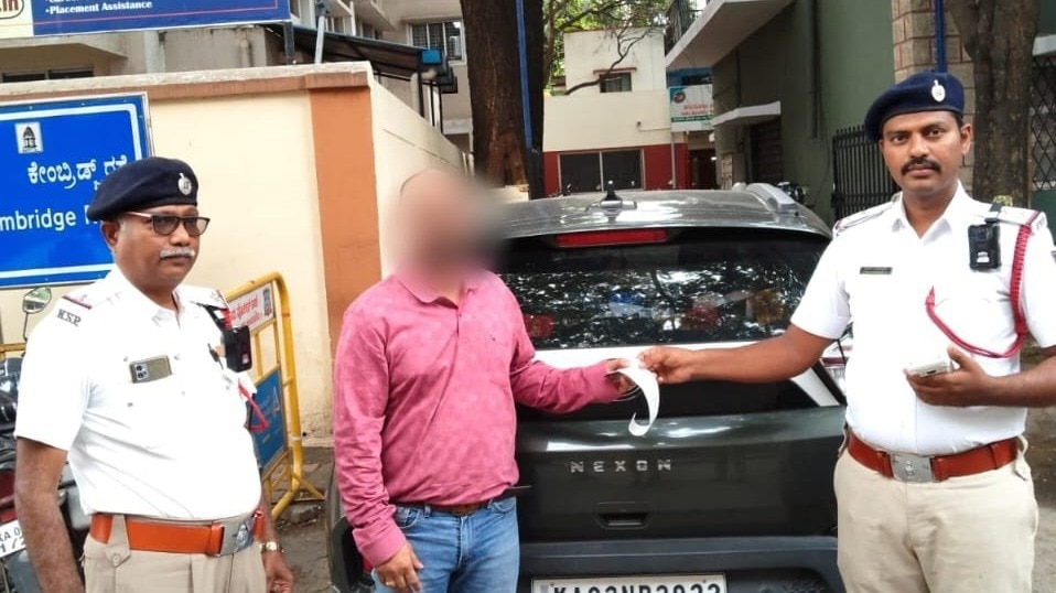 सनरूफ से खड़े होकर रोमांस करने पर कपल पर लगा जुर्माना