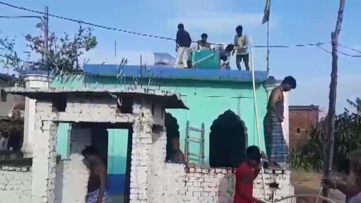 मुस्लिम समाज के लोगों ने खुद हटाया निर्णय. (Screengrab)