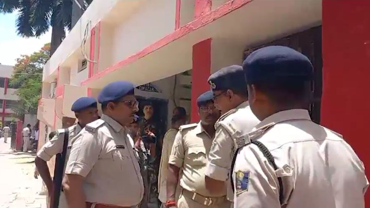 परिसर में मौजूद पुलिस अधिकारी. (Screengrab)