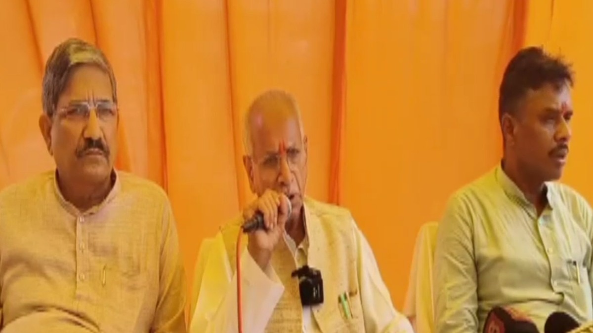 आयोजन की जानकारी देते चंपत राय.