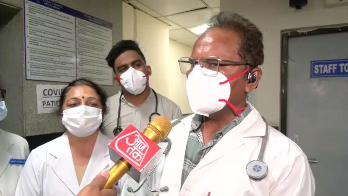 कोरोना मामले की जानकारी देते डॉक्टर. (Photo: Aajtak)