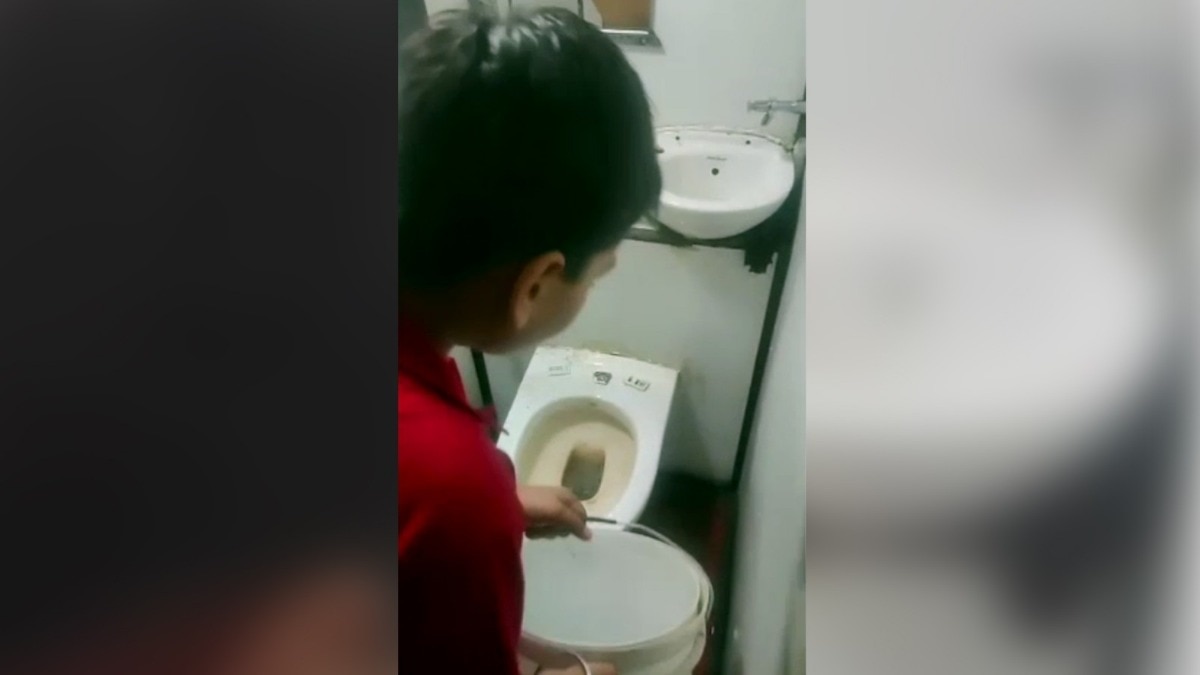 बस ड्राइवर ने 12 साल के बच्चे से करवाया टॉयलेट साफ