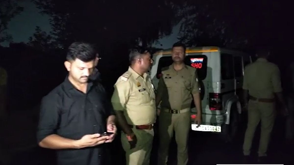 घटनास्थल पर मौजूद पुलिस अधिकारी. 