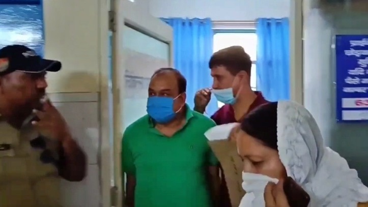 विजिलेंस टीम की गिरफ्त में आरोपी पटवारी