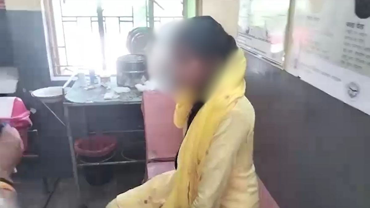 गोली लगने से घायल हुई लड़की. (Screengrab)