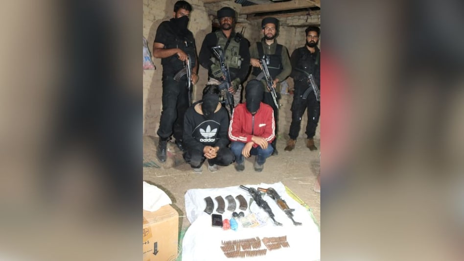 जम्मू-कश्मीर के शोपियां में सेना के हाथ लगी बड़ी कामयाबी, 2 आतंकियों ने गोला-बारूद के साथ किया सरेंडर 2 जम्मू-कश्मीर के शोपियां में सेना के हाथ लगी बड़ी कामयाबी
