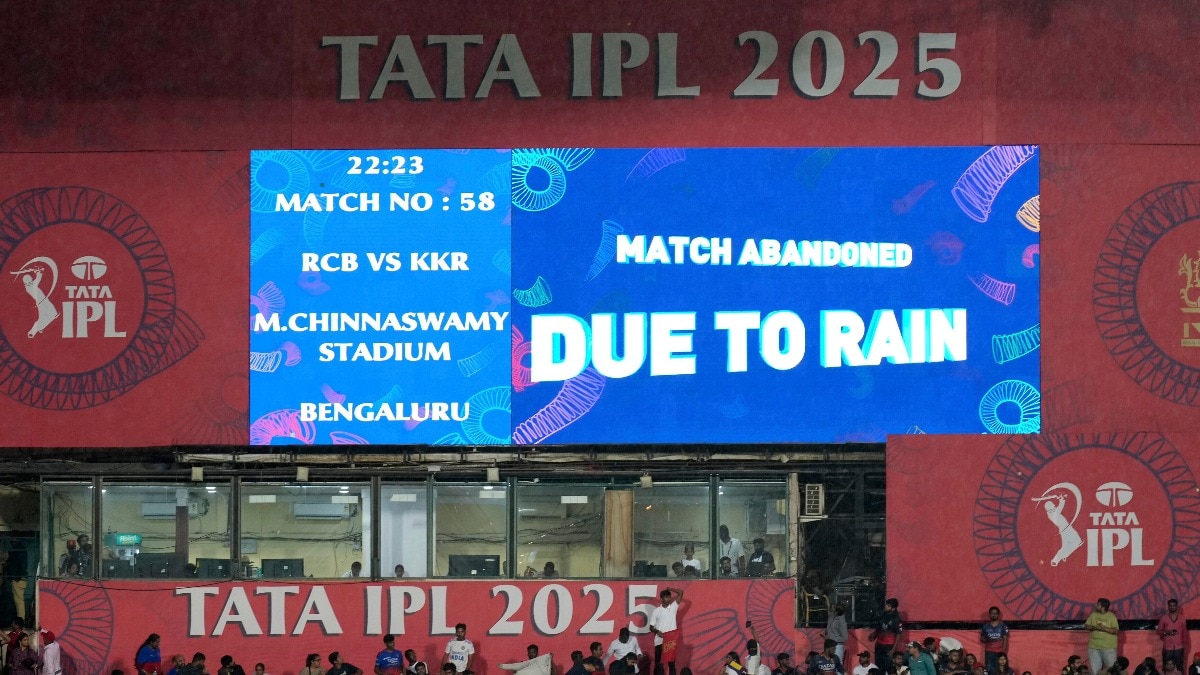 RCB और KKR के बीच होने वाला IPL मैच बार‍िश के कारण रद्द हुआ था (Photo: AP)