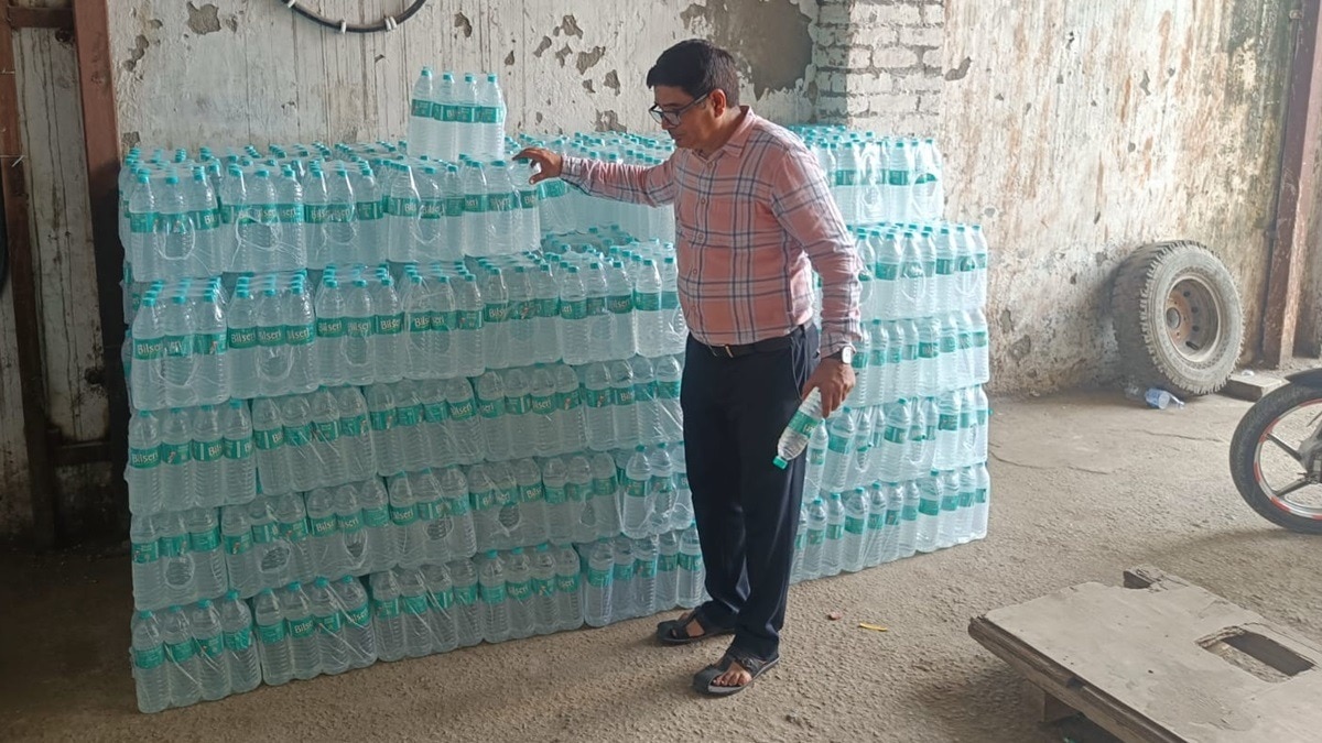 ग्रेटर नोएडा में Bisleri को बिलसेरी लिखकर भर रहे थे पानी. फैक्ट्री हो गई सीज