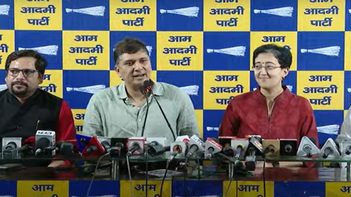  100 दिन पूरे होने पर  दिल्ली में रेखा गुप्ता सरकार को घेरते AAP के नेता