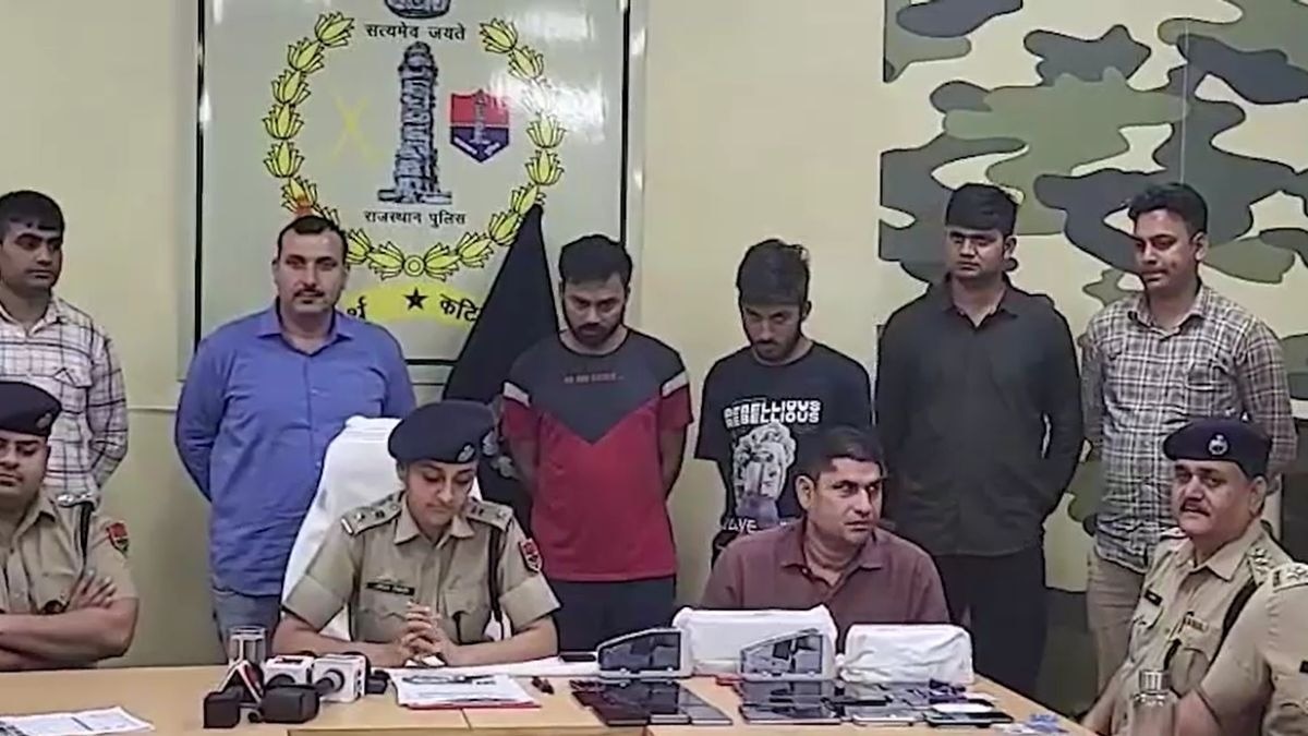 पुलिस की गिरफ्त में आरोपी व मौजूद अधिकारी. (Photo: File)