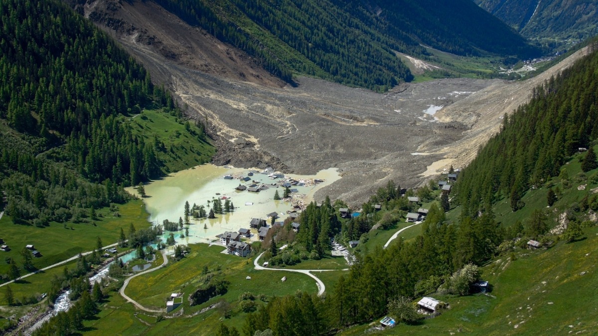  glacier in the Swiss Alps broke off 