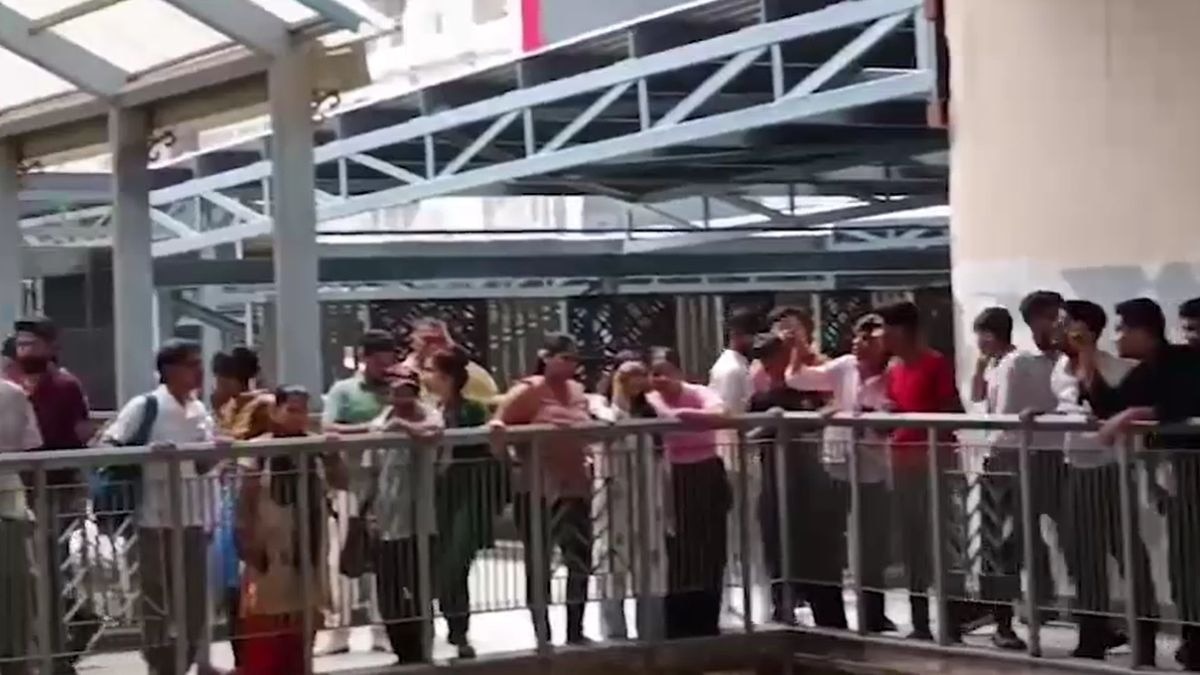 घटना के बाद मौके पर लगी लोगों की भीड़. (Screengrab)