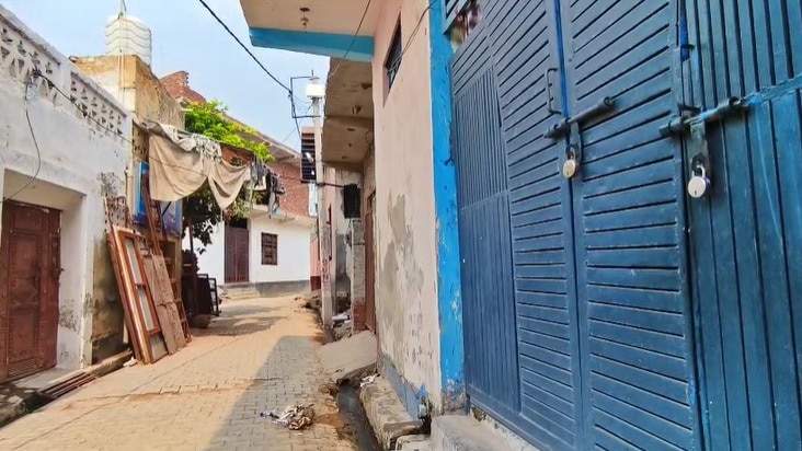 गाजियाबाद के नाहल गांव में पसरा सन्नाटा 