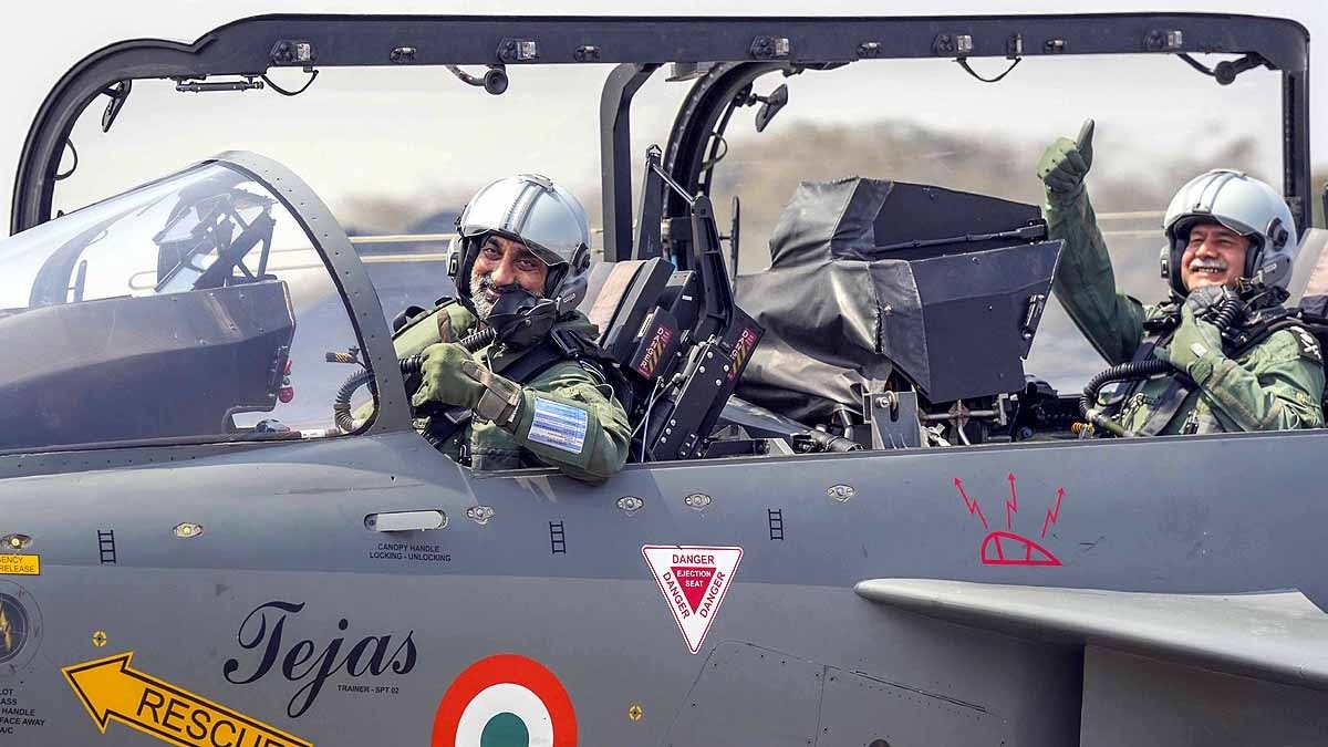 वायुसेना प्रमुख एयर चीफ मार्शल एपी सिंह और थलसेना प्रमुख जनरल उपेंद्र द्विवेदी, 'एयरो इंडिया 2025' से पहले येलहंका वायुसेना स्टेशन पर तेजस विमान में उड़ान भरने के बाद. (फाइल फोटोः PTI/IAF)