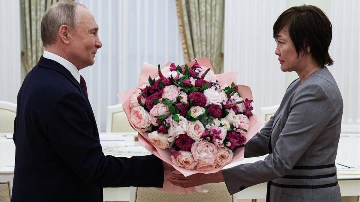 पूर्व जापानी पीएम की पत्नी से मिल कैमरे पर इमोशनल हुए राष्ट्रपति पुतिन, मॉस्को घूमने के लिए ऑफर की अपनी कार; Video