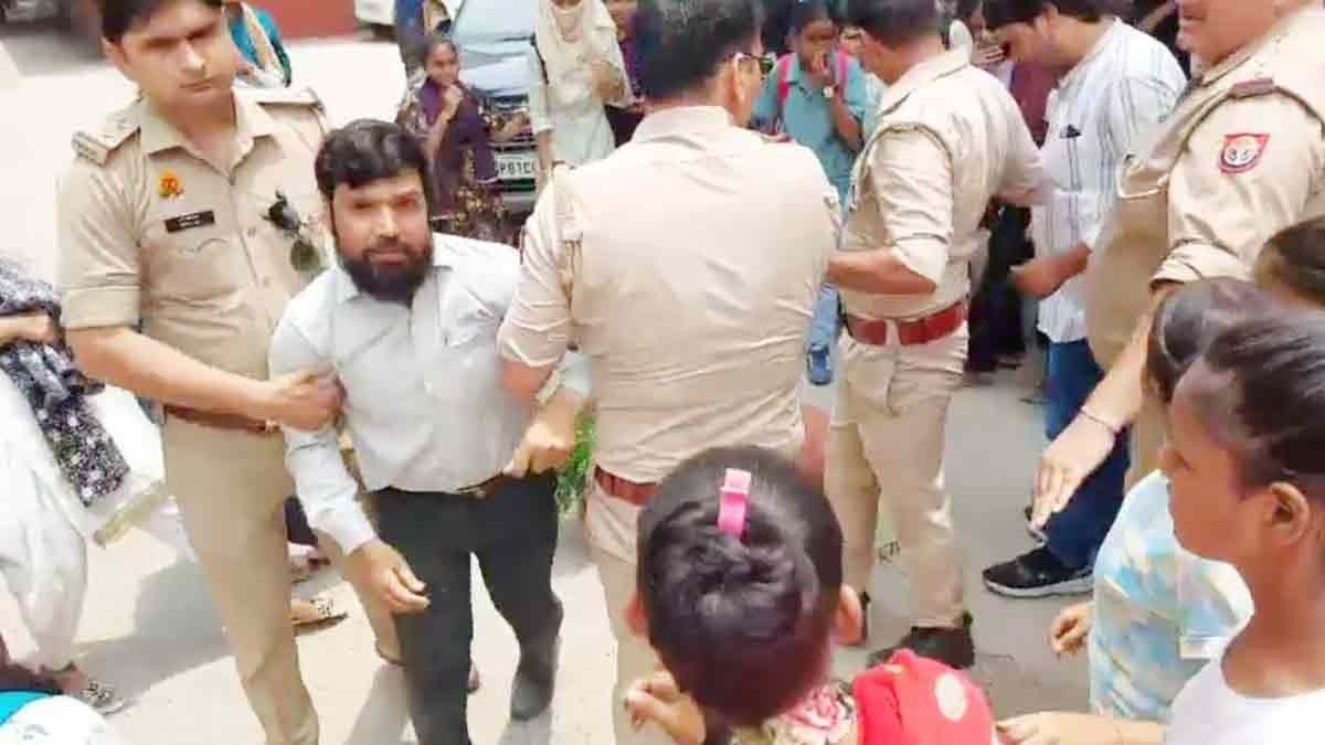 Students beat up professor for sending obscene messages