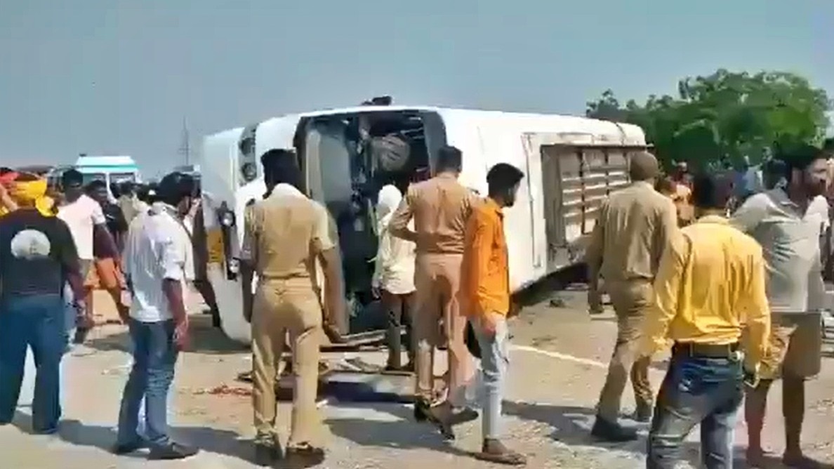 जौनपुर में हादसे का शिकार बस 