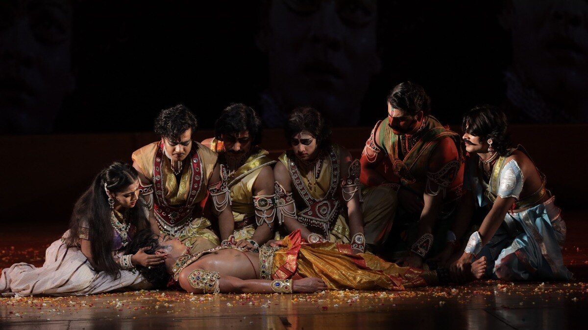 कमानी सभागार में मंच पर जीवंत हुई कर्ण की महागाथा