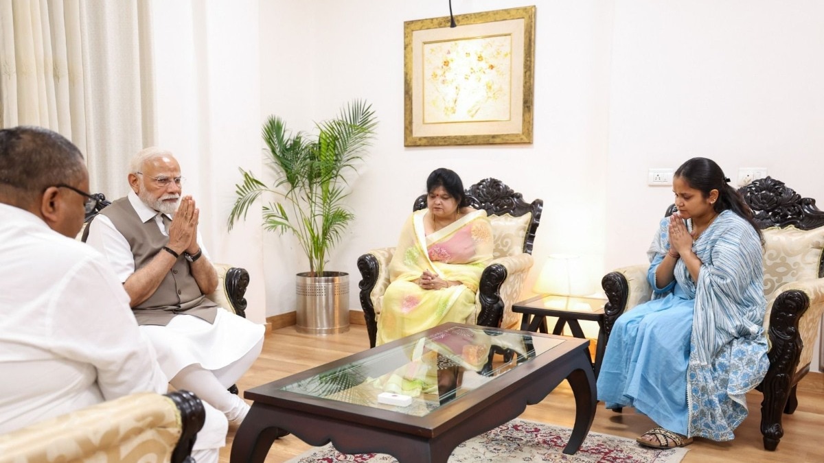 पीएम मोदी से मुलाकात के बाद शुभम द्विवेदी की पत्नी ने आजतक से बातचीत की