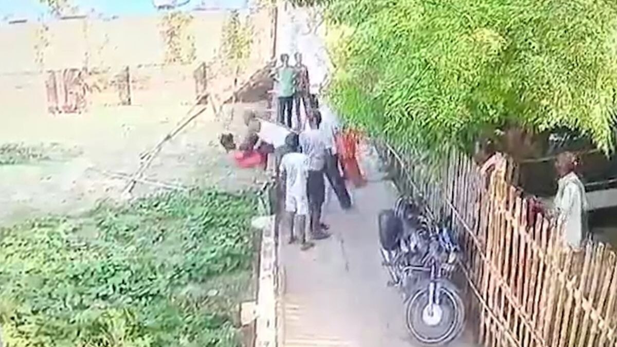 सीसीटीवी में कैद हुई घटना.