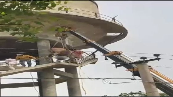 पानी की टंकी पर चढ़ा सांड