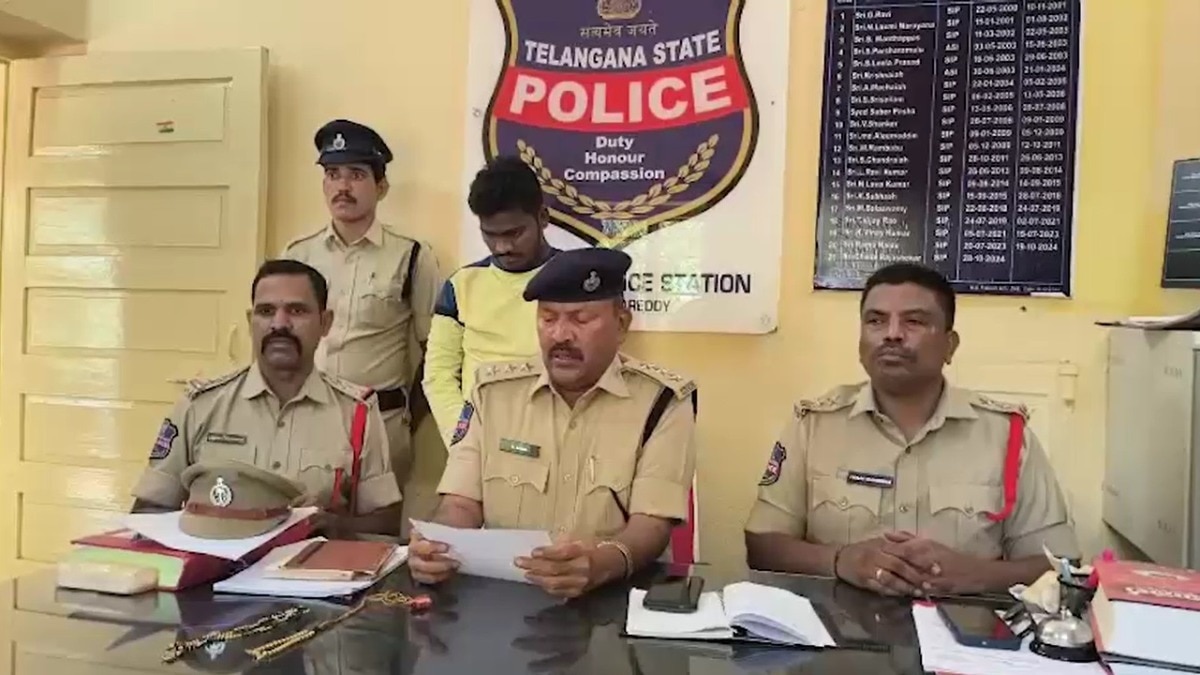 आरोपी को गिरफ्तार करने के बाद प्रेस कॉन्फ्रेंस कर घटना की जानकारी देते पुलिसकर्मी
