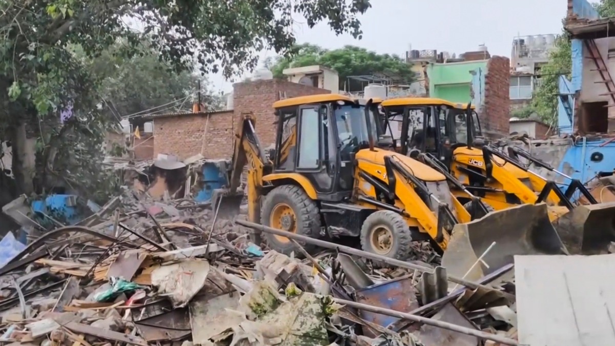 दिल्ली में ‘मद्रासी कैंप’ पर चला बुलडोजर, तमिल मूल के लोगों को घर वापसी में मदद करेगी तमिलनाडु सरकार