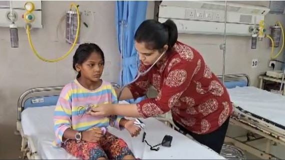 वलसाड में 10 साल की बच्ची ने खेल के दौरान सिक्का निगला और फिर...